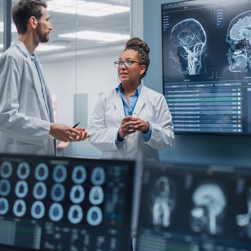 doctors discussing a scan